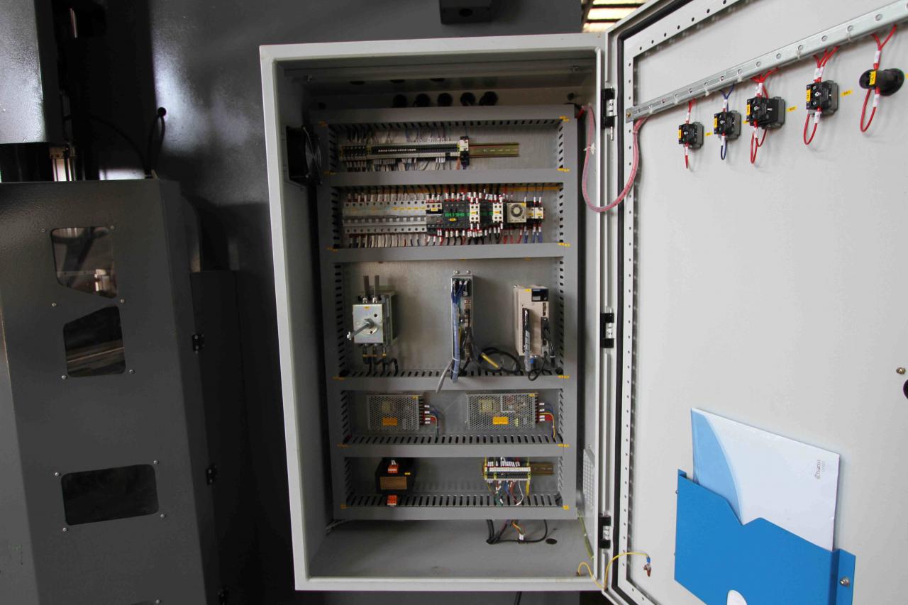 Μηχανή φρένων υδραυλικής πρέσας 200t 300t Standard Industrial Press Brake Cnc