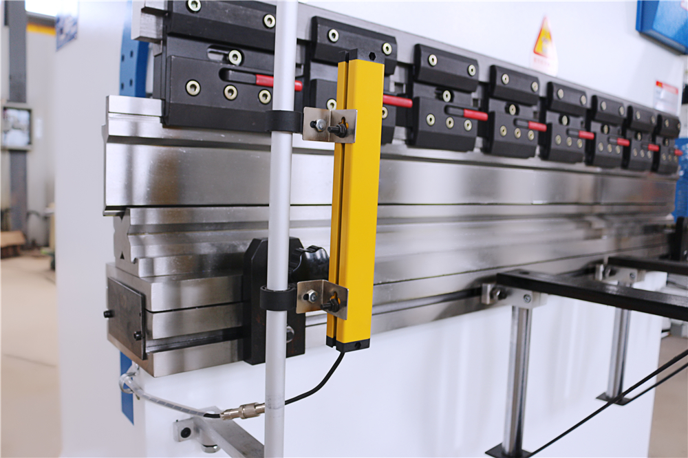 3+1 Axis Cnc Hydraulic Press Brake With Esa System 3+1 Axis Cnc Hydraulic Press Brake με σύστημα Esa