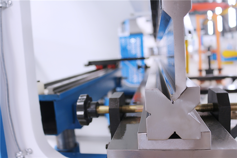 3+1 Axis Cnc Hydraulic Press Brake With Esa System 3+1 Axis Cnc Hydraulic Press Brake με σύστημα Esa