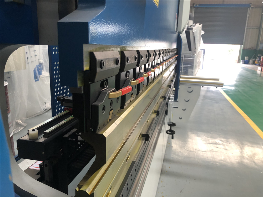 3+1 Axis Cnc Hydraulic Press Brake With Esa System 3+1 Axis Cnc Hydraulic Press Brake με σύστημα Esa