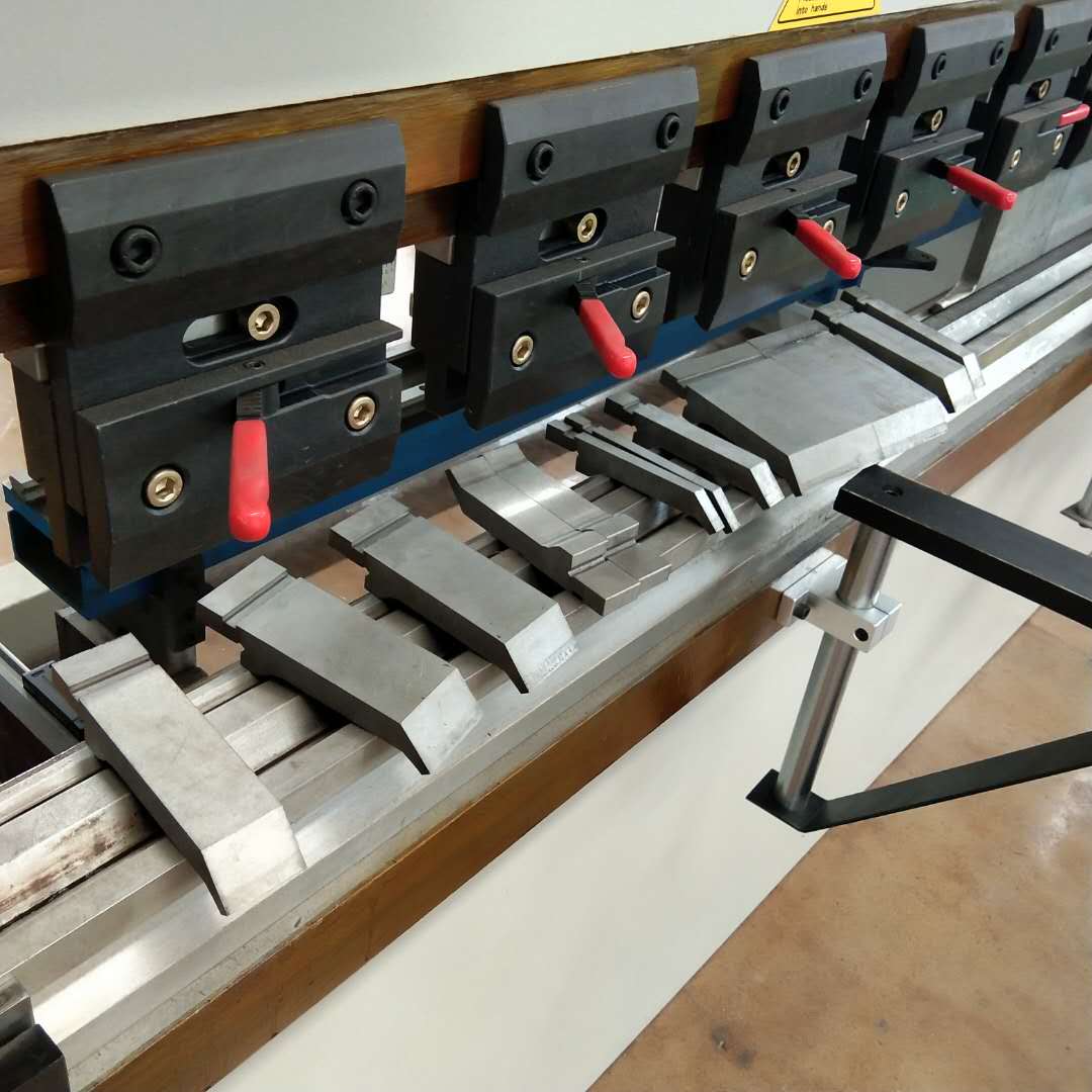 Υδραυλικό φρένο πρέσας 130t/3200mm 4+1 άξονας Delem Da53t Cnc φρένο πρέσας