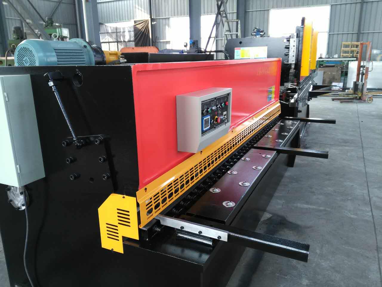 Hydraulic Swing Beam Guillotine Shears Qc12y-4x2500 Ψαλίδι γκιλοτίνας υδραυλικής ταλάντωσης Qc12y-4x2500