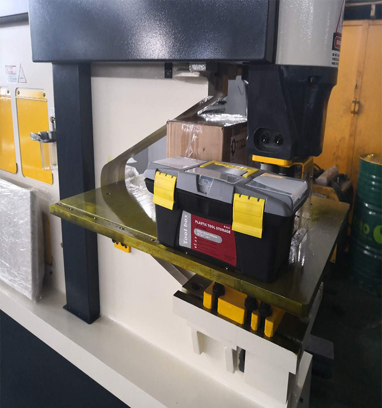 Metal Cutting Hydraulic Steelworkers Machine For Punching Cropping Notching Cutting Μηχανή κοπής μετάλλων υδραυλική χαλυβουργική μηχανή για διάτρηση περικοπής κοπή εγκοπής